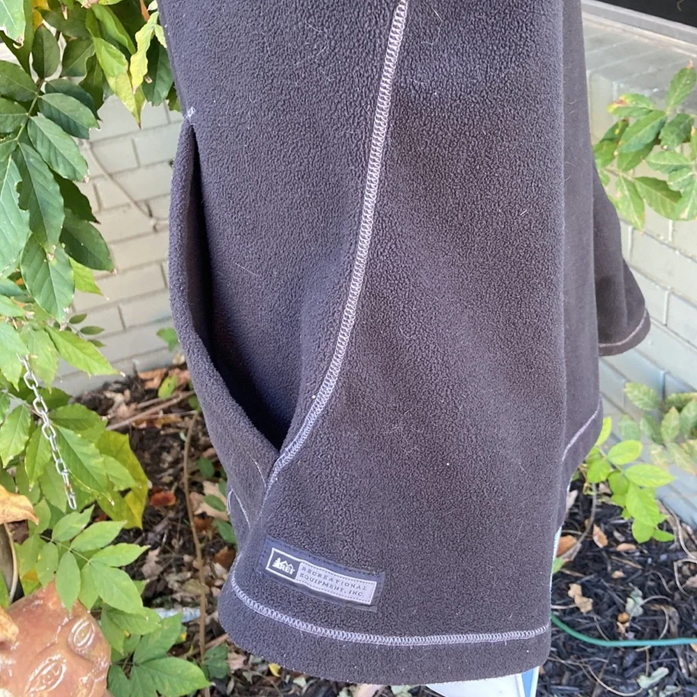 REI FLEECE ZIP, HOODED JACKET. Vented underarms, front side pockets. Size large - Picture 6 of 7